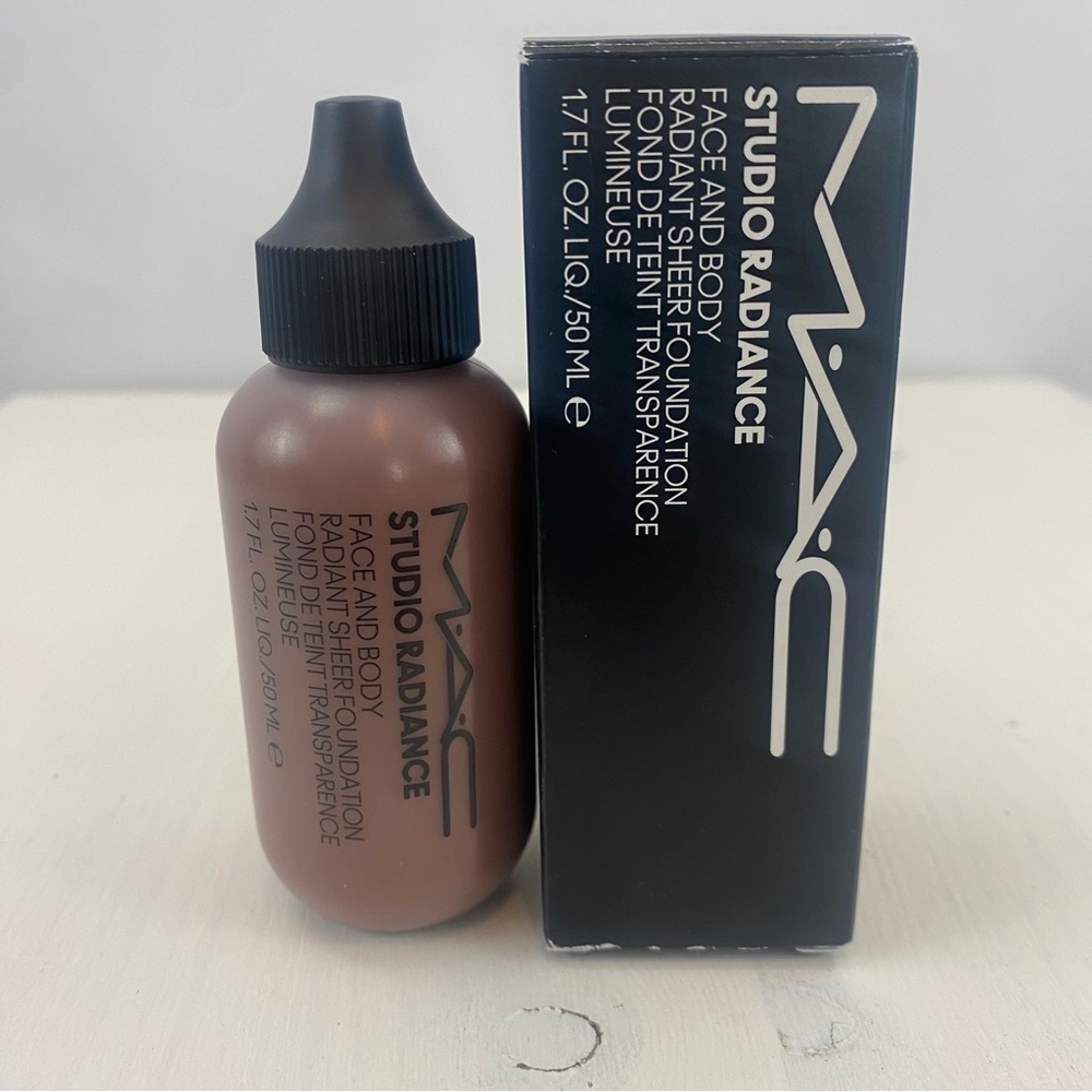 MAC C9‎ Studio Radiance Face and Body Radiant Sheer Foundation
